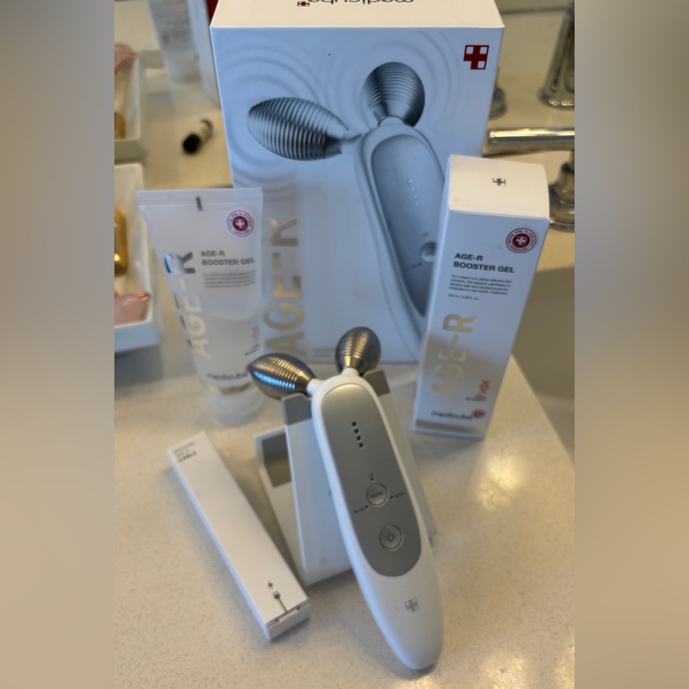 Medicube Age-R Derma EMS Shot - NuFace Alternative - Korean Skin Massager